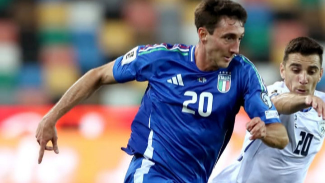 Pemain Italia mendapatkan pengawalan ketat dari pemain Israel dalam laga kualifikasi Piala Dunia 2026 zona Eropa. [Instagram]